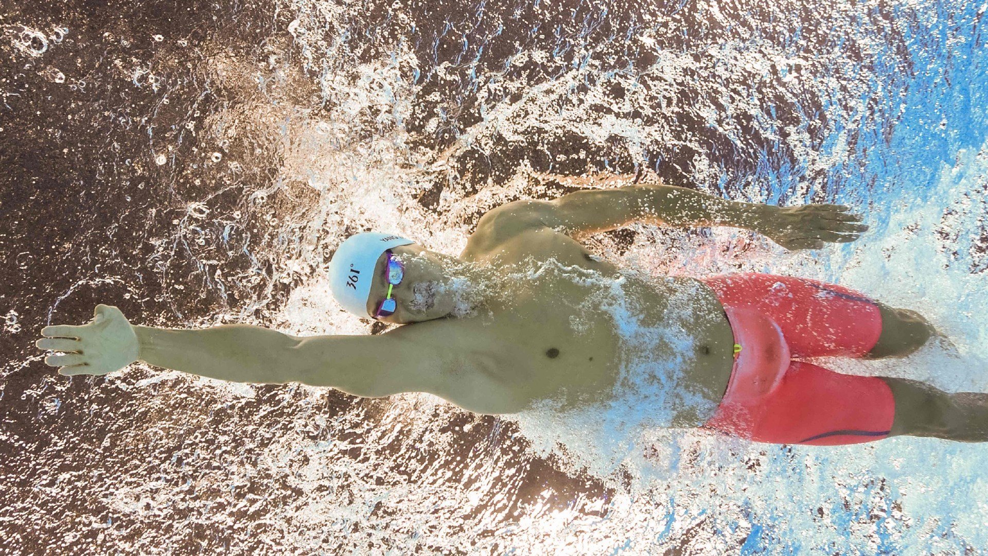 当红蓝对决染上法式优雅，萨拉赫在年度焦点战中一锤定音